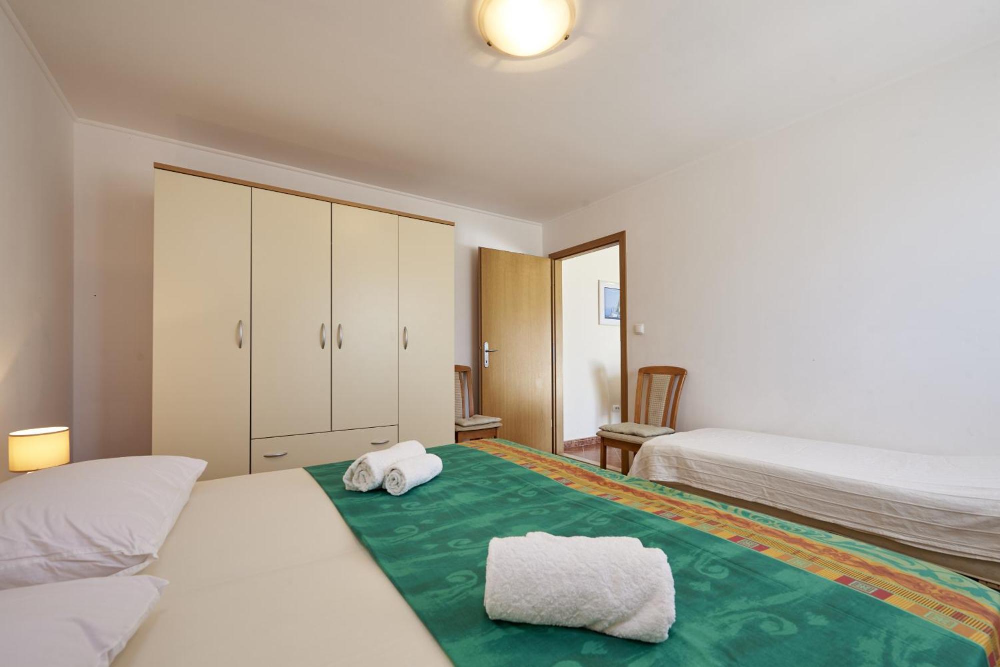 Apartments By The Sea Slatine, Ciovo - 15504 Rum bild